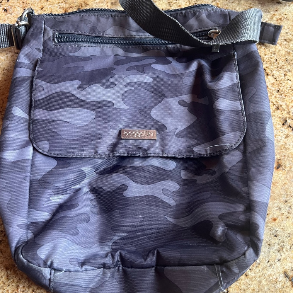 Baggallini Black Camouflage Men's Bag